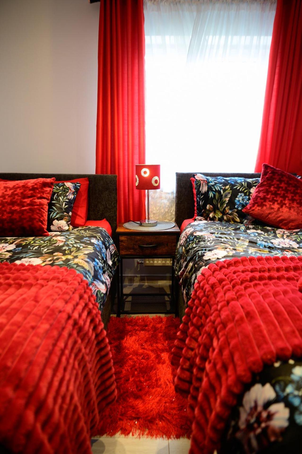 Holiday home 3br,1 Bathroom,1 Shower,cctv,perfect For Business Trip & Families Or Working Proffesionals-just 5 Min From M1,500mb Wi-fi,netflix,fully Equiped Kitchen,asda Supermarket 5 Min Walk,free Secure Parking&relaxing Garden *