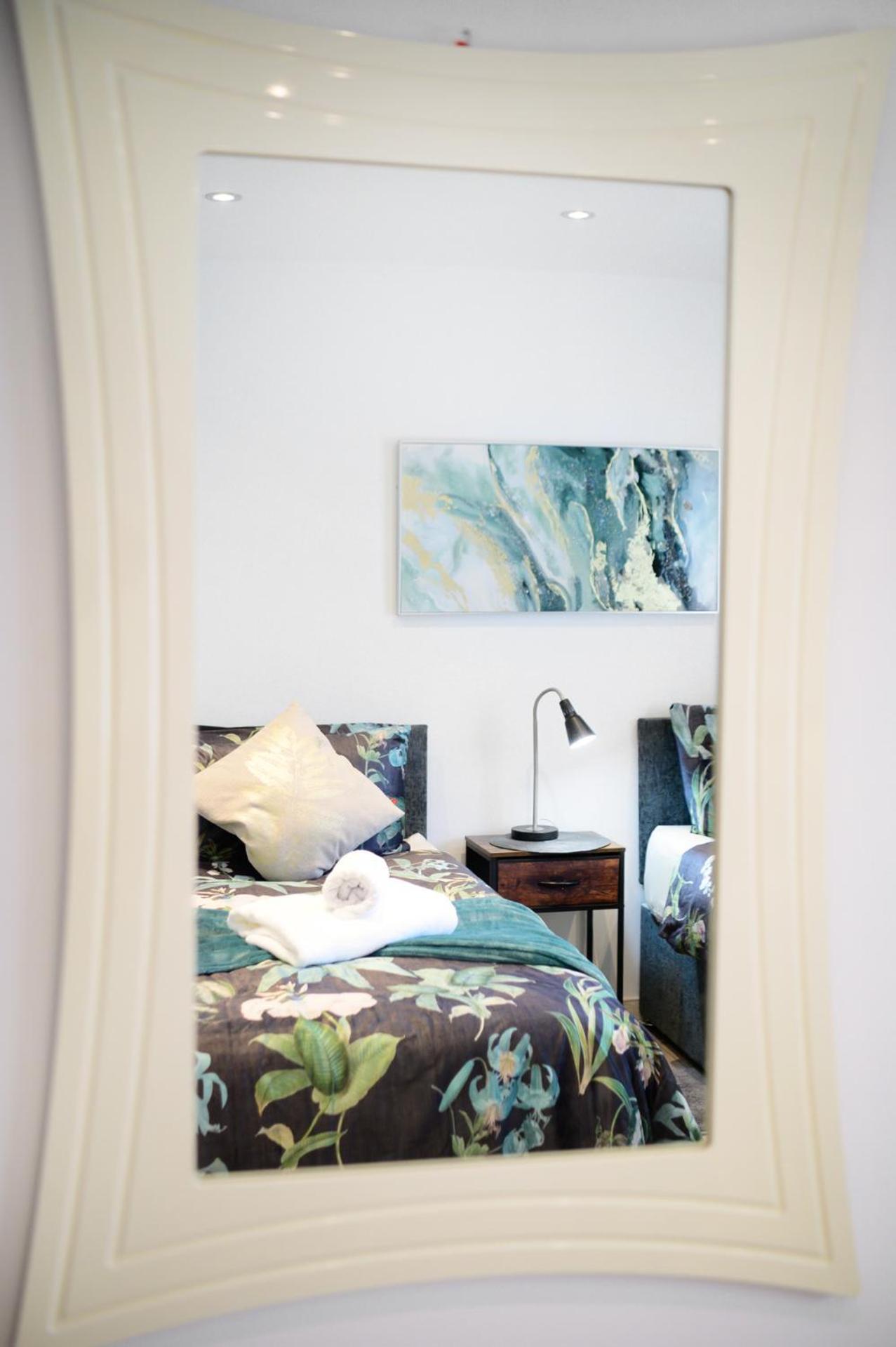 3br,1 Bathroom,1 Shower,cctv,perfect For Business Trip & Families Or Working Proffesionals-just 5 Min From M1,500mb Wi-fi,netflix,fully Equiped Kitchen,asda Supermarket 5 Min Walk,free Secure Parking&relaxing Garden Holiday home