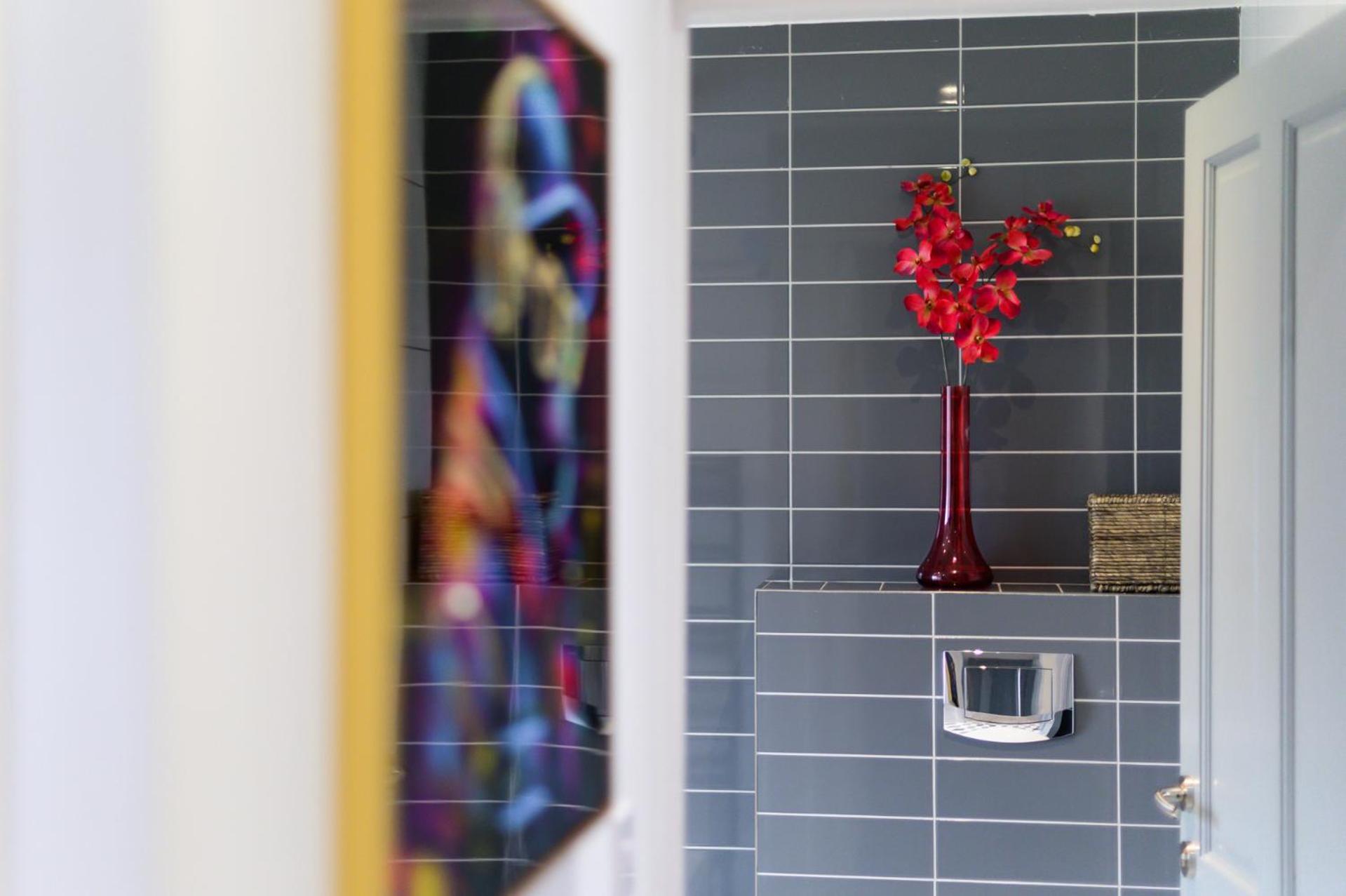 Holiday home 3br,1 Bathroom,1 Shower,cctv,perfect For Business Trip & Families Or Working Proffesionals-just 5 Min From M1,500mb Wi-fi,netflix,fully Equiped Kitchen,asda Supermarket 5 Min Walk,free Secure Parking&relaxing Garden