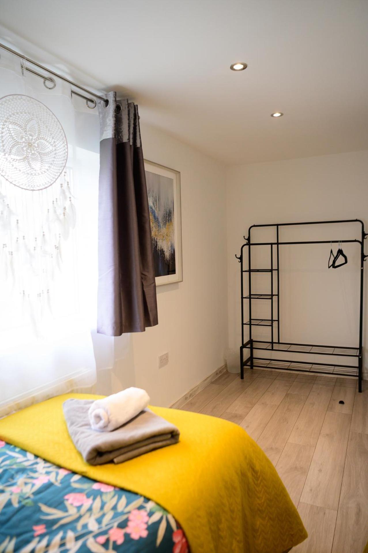 Holiday home 3br,1 Bathroom,1 Shower,cctv,perfect For Business Trip & Families Or Working Proffesionals-just 5 Min From M1,500mb Wi-fi,netflix,fully Equiped Kitchen,asda Supermarket 5 Min Walk,free Secure Parking&relaxing Garden Nottingham