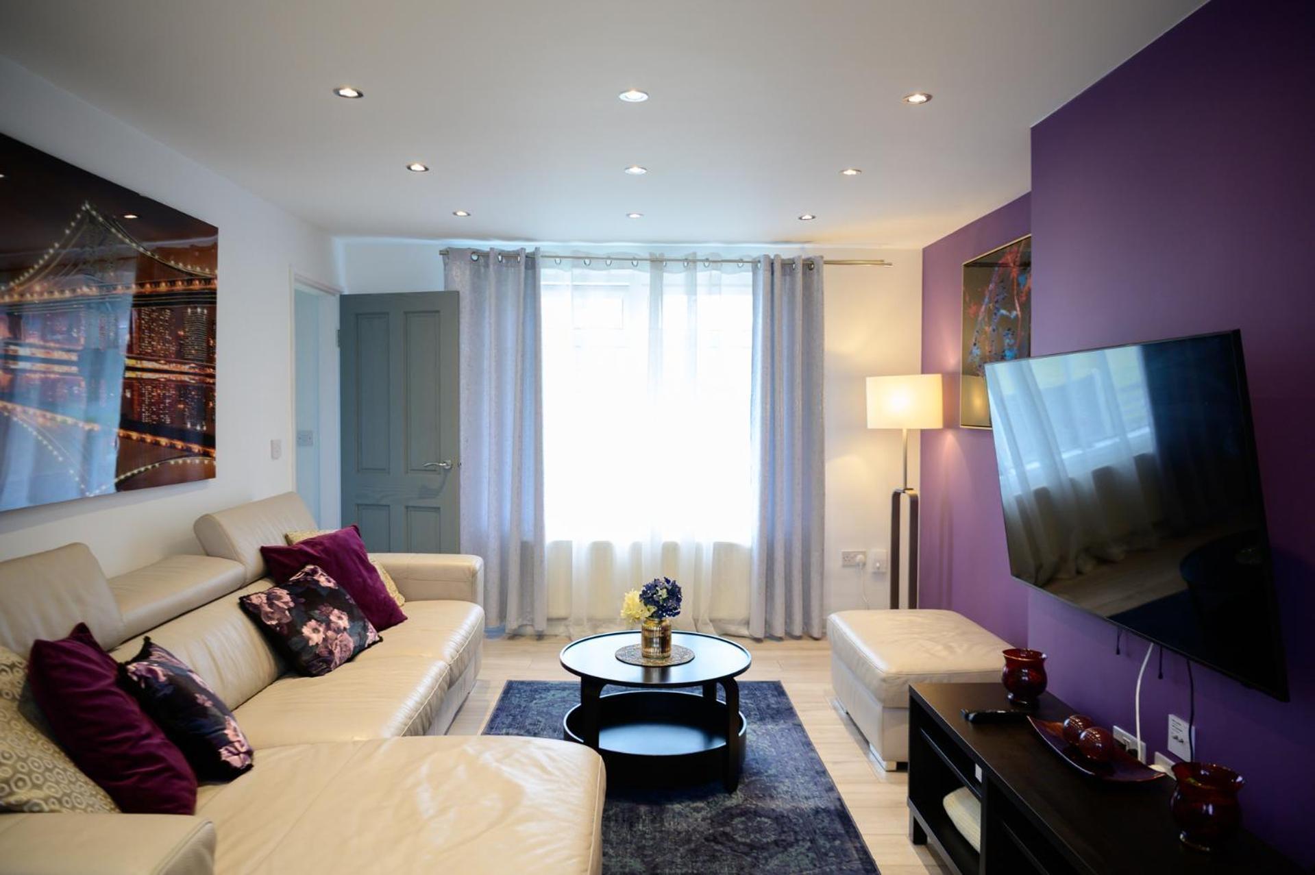 3br,1 Bathroom,1 Shower,cctv,perfect For Business Trip & Families Or Working Proffesionals-just 5 Min From M1,500mb Wi-fi,netflix,fully Equiped Kitchen,asda Supermarket 5 Min Walk,free Secure Parking&relaxing Garden *