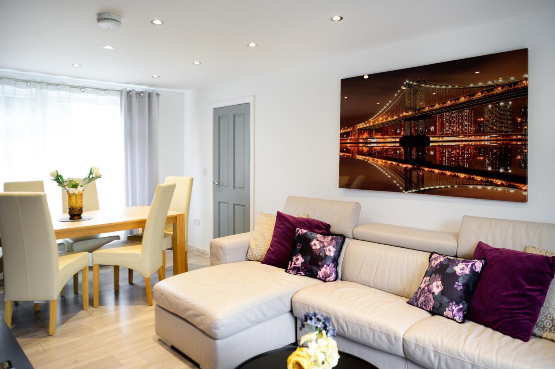 3br,1 Bathroom,1 Shower,cctv,perfect For Business Trip & Families Or Working Proffesionals-just 5 Min From M1,500mb Wi-fi,netflix,fully Equiped Kitchen,asda Supermarket 5 Min Walk,free Secure Parking&relaxing Garden Holiday home
