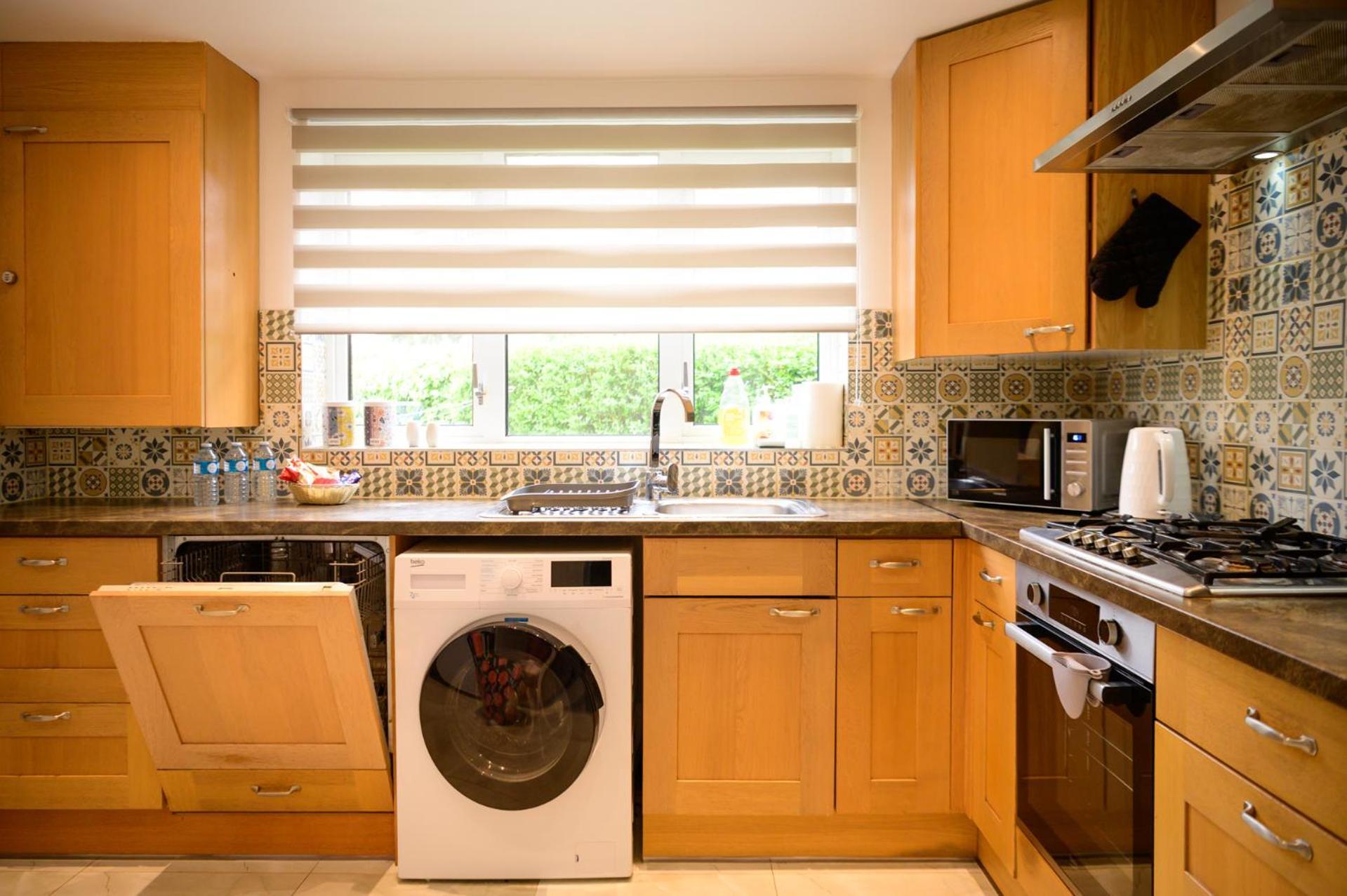 3br,1 Bathroom,1 Shower,cctv,perfect For Business Trip & Families Or Working Proffesionals-just 5 Min From M1,500mb Wi-fi,netflix,fully Equiped Kitchen,asda Supermarket 5 Min Walk,free Secure Parking&relaxing Garden Holiday home Nottingham