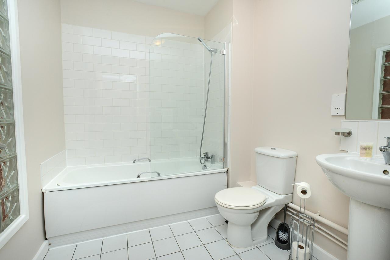 Portland Square - 2 Bedroom Modern Apartment *
