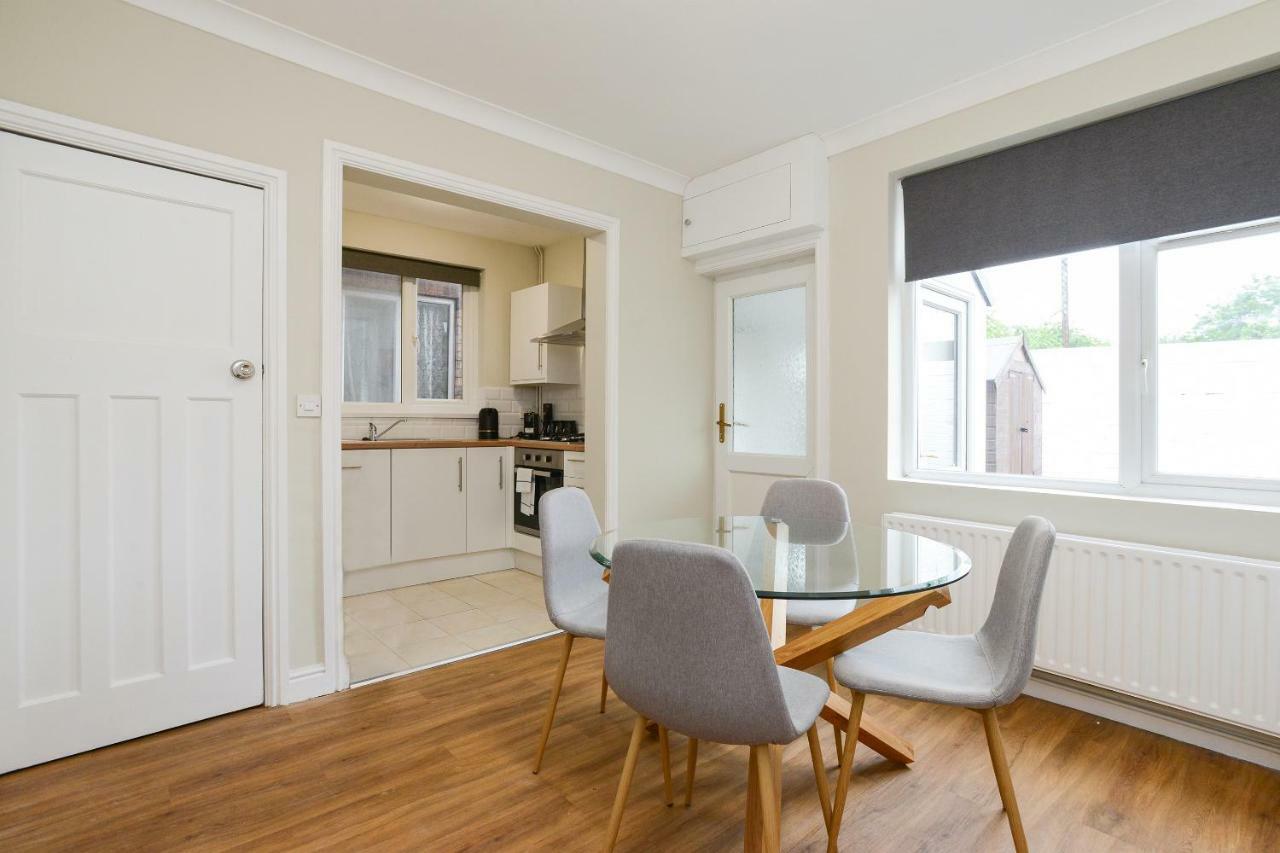 Cosy House In The Heart Of Beeston With Free Parking And Wifi Holiday home *