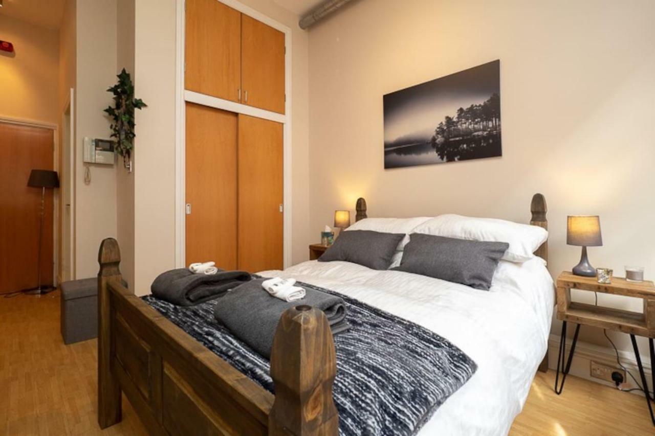 Stylish And Comfortable Lace Market Studio