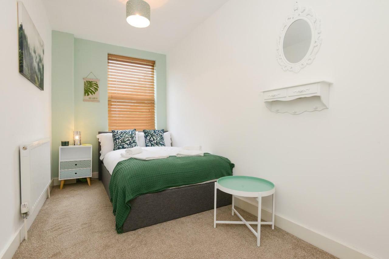 De Luxe Short Stays-beeston House