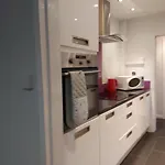 Pearson House - Huku Kwetu 3 Bedroom End Of Terrance House - Family And Business Group Self Catering Accommodation -Huku Kwetu Nottingham