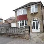 A Stylish Four Bedroom House In Wollaton