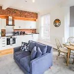 Spacious City Centre Lace Market Apartment