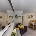 Cute And Cosy Home With Private Parking And Garden Great For Professionals Or Families