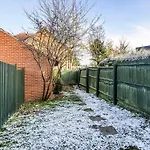 Cute And Cosy Home With Private Parking And Garden Great For Professionals Or Families