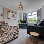 Stylish Home - Fast Wi-Fi-Free Parking