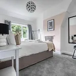 Stylish Home - Fast Wi-Fi-Free Parking