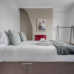 Stylish Home - Fast Wi-Fi-Free Parking
