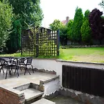 Valley Road- 3 Bedrooms Sleeps 5, Free Parking & Wifi - Close To City Centre, University & Hospital
