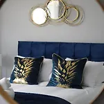 Valley Road- 3 Bedrooms Sleeps 5, Free Parking & Wifi - Close To City Centre, University & Hospital