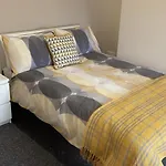 Spacious Home Near Citycentre Parking/Wifi/Netflix