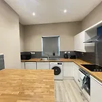 Spacious Home Near Citycentre Parking/Wifi/Netflix