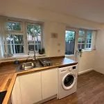 Comfortable 3 Bed House With Garden & Parking