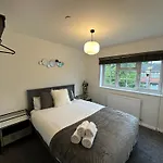 Comfortable 3 Bed House With Garden & Parking