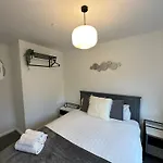 Comfortable 3 Bed House With Garden & Parking