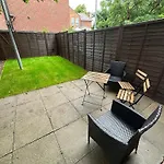 Comfortable 3 Bed House With Garden & Parking