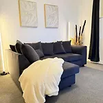 Luxury Cozy 3 Bed Apartment 5Mins From City - Free Parking!