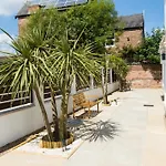 Modern Apartment Off-Road Parking King Bed Suite 1