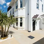 Modern Apartment Off-Road Parking King Bed Suite 1