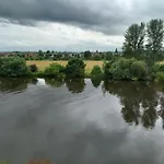 Luxury Riverside Apartment Stunning Views Free Parking