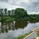 Luxury Riverside Apartment Stunning Views Free Parking