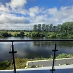 Luxury Riverside Apartment Stunning Views Free Parking