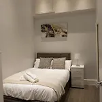 Spacious Apartment In City Centre - Free Parking