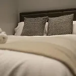 Spacious Apartment In City Centre - Free Parking