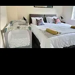 5 Minutes From M1 Sleeps Up To 7 Perfect For Contractors Leisure Stays Relocators King Or Twin Bed Options