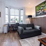 1Br Flat In Nottingham, Near Attractions & Transport
