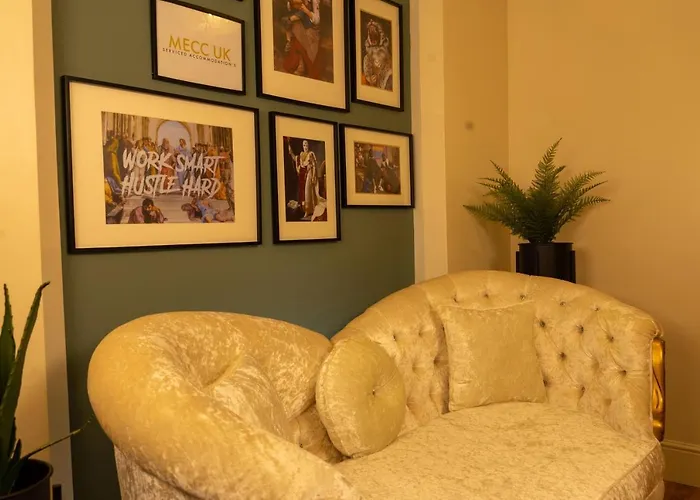 Luxury City Centre Getaway - Prime Location Sleeps 7!