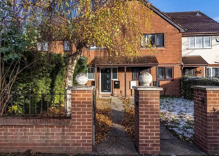 Cute And Cosy Home With Private Parking And Garden Great For Professionals Or Families