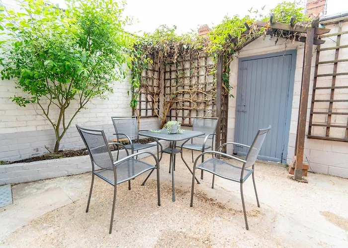 Stylish 3 Bedroom House - Central Location
