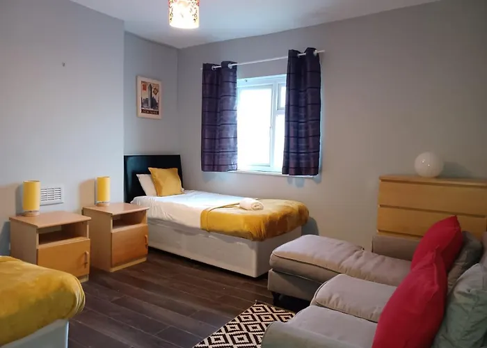 Pearson House - Huku Kwetu 3 Bedroom End Of Terrance House - Family And Business Group Self Catering Accommodation -Huku Kwetu Nottingham