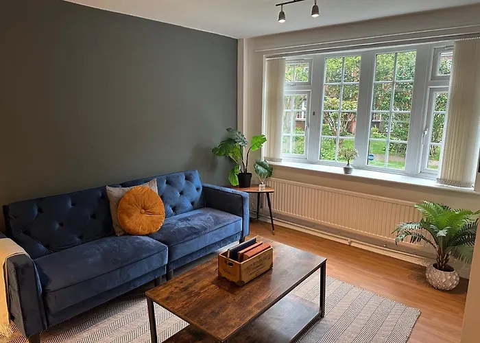 Comfortable 3 Bed House With Garden & Parking