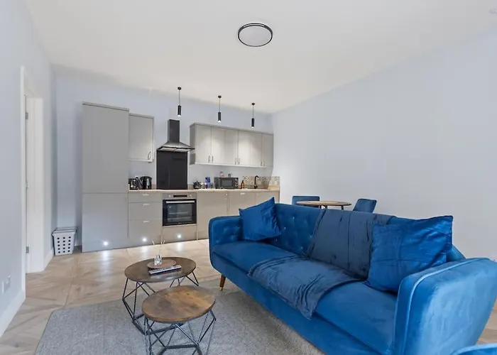 Modern Apartment Off-Road Parking King Bed Suite 1