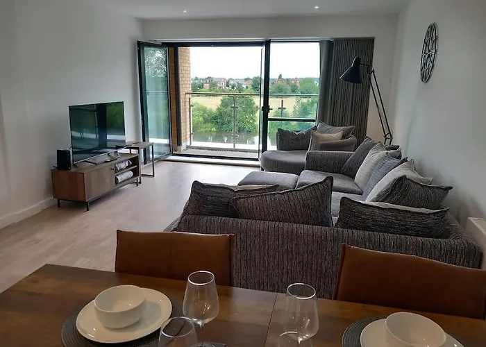 Luxury Riverside Apartment Stunning Views Free Parking