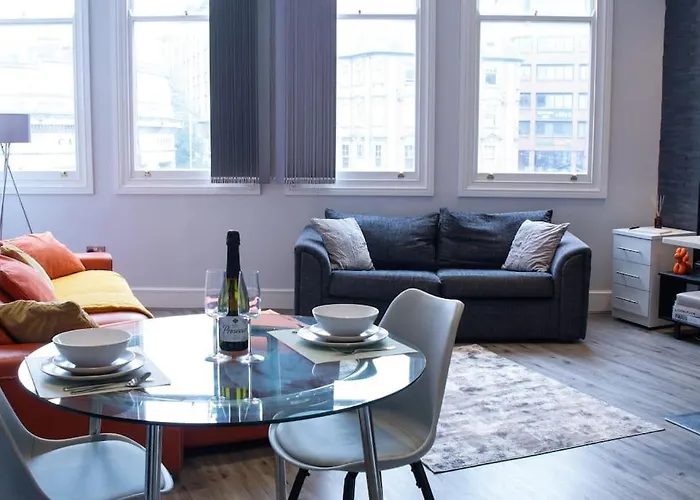 Spacious Apartment In City Centre - Free Parking