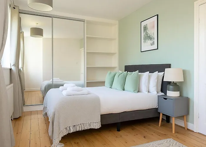 Cozy Rooms By Morden Tube