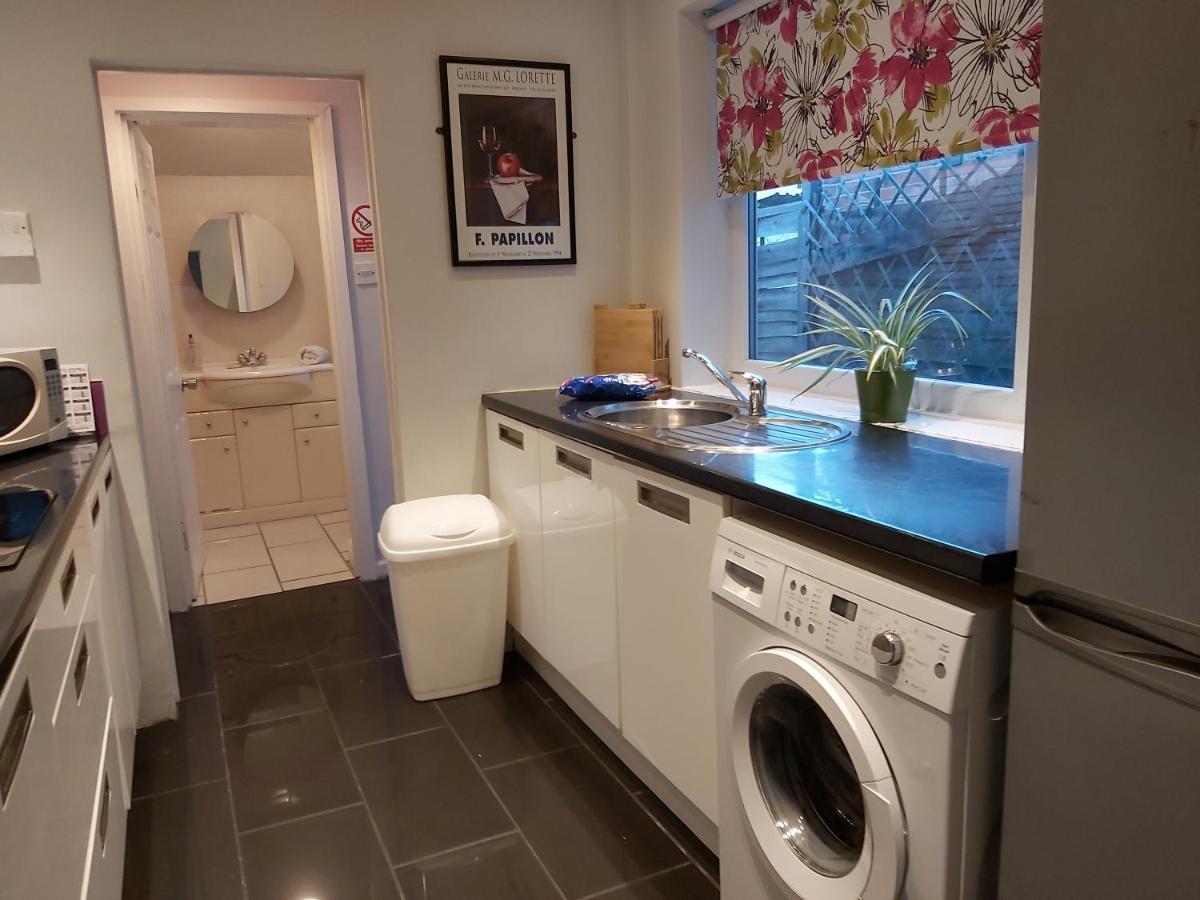 Pearson House - Huku Kwetu 3 Bedroom End Of Terrance House - Family And Business Group Self Catering -huku Kwetu Holiday home Nottingham