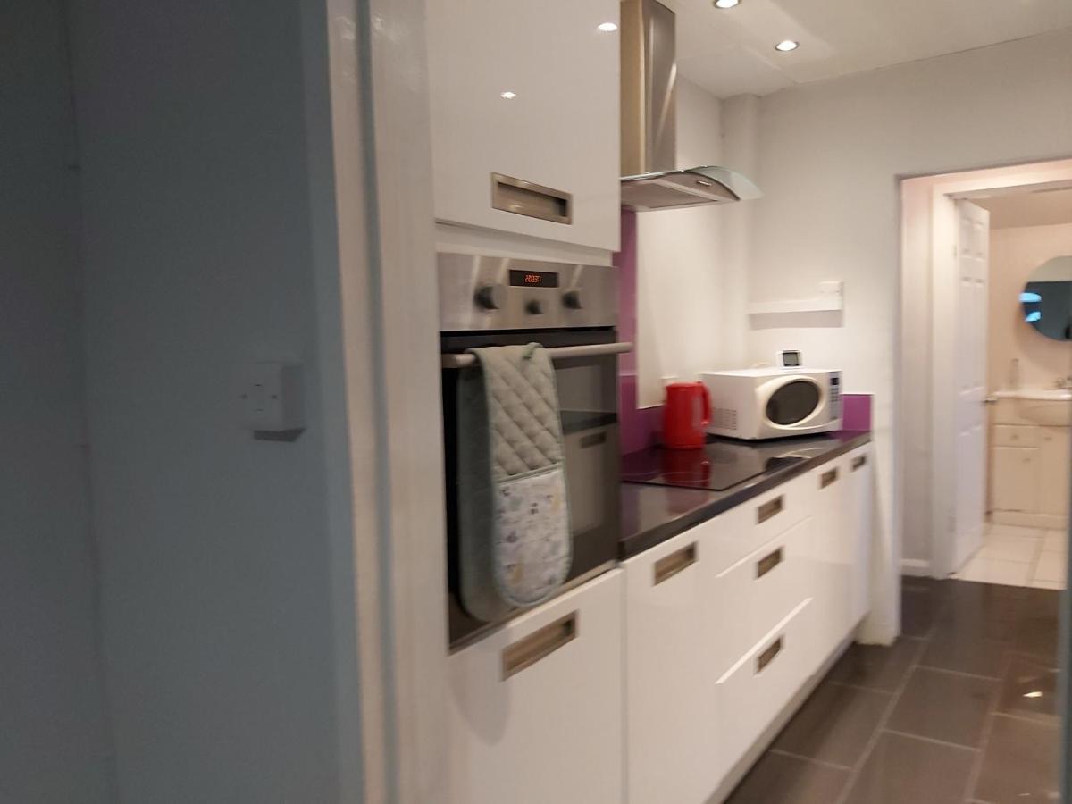 Pearson House - Huku Kwetu 3 Bedroom End Of Terrance House - Family And Business Group Self Catering -huku Kwetu * Nottingham