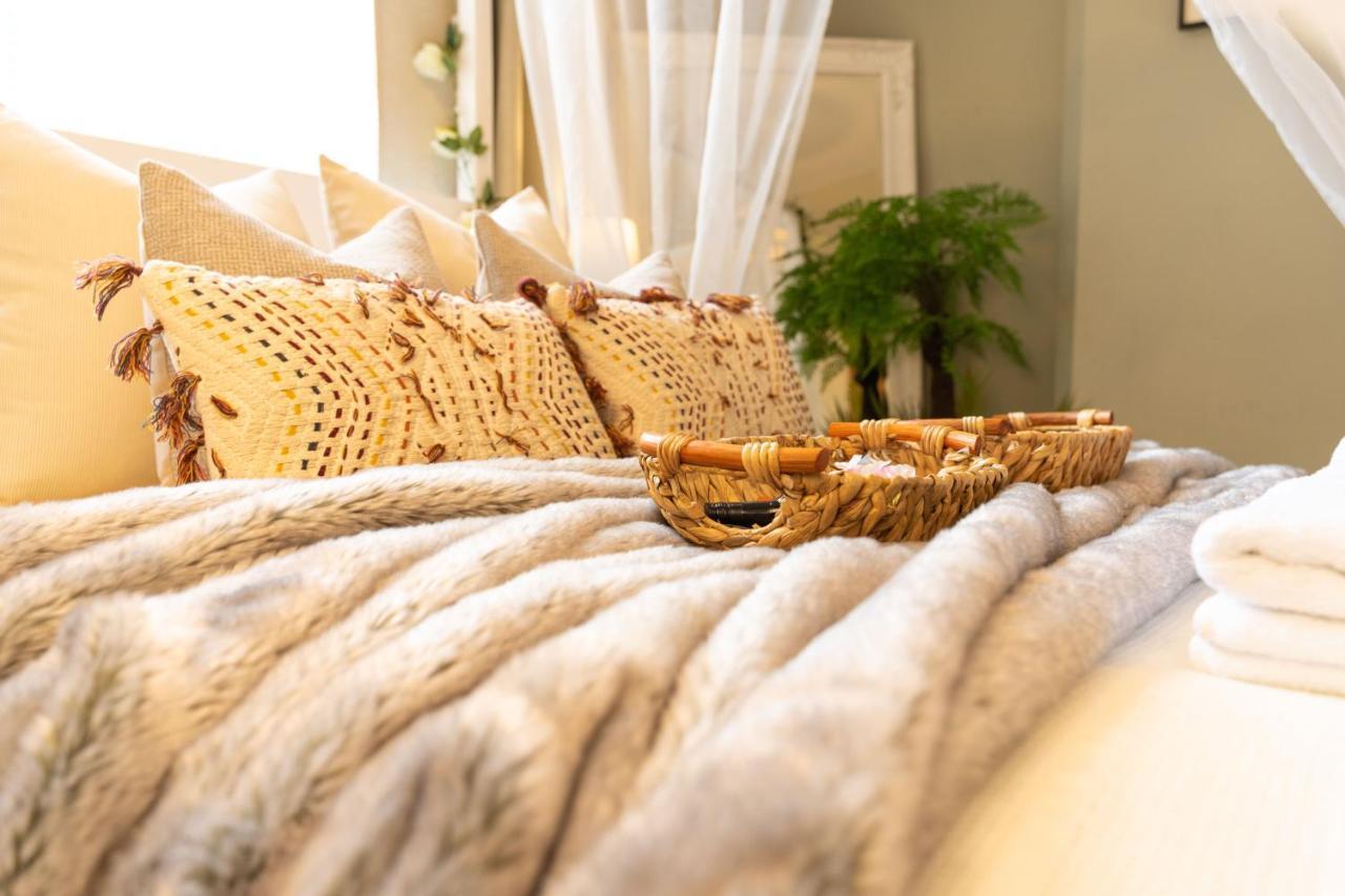 Luxury Centre Getaway - Prime Location Sleeps 7! *