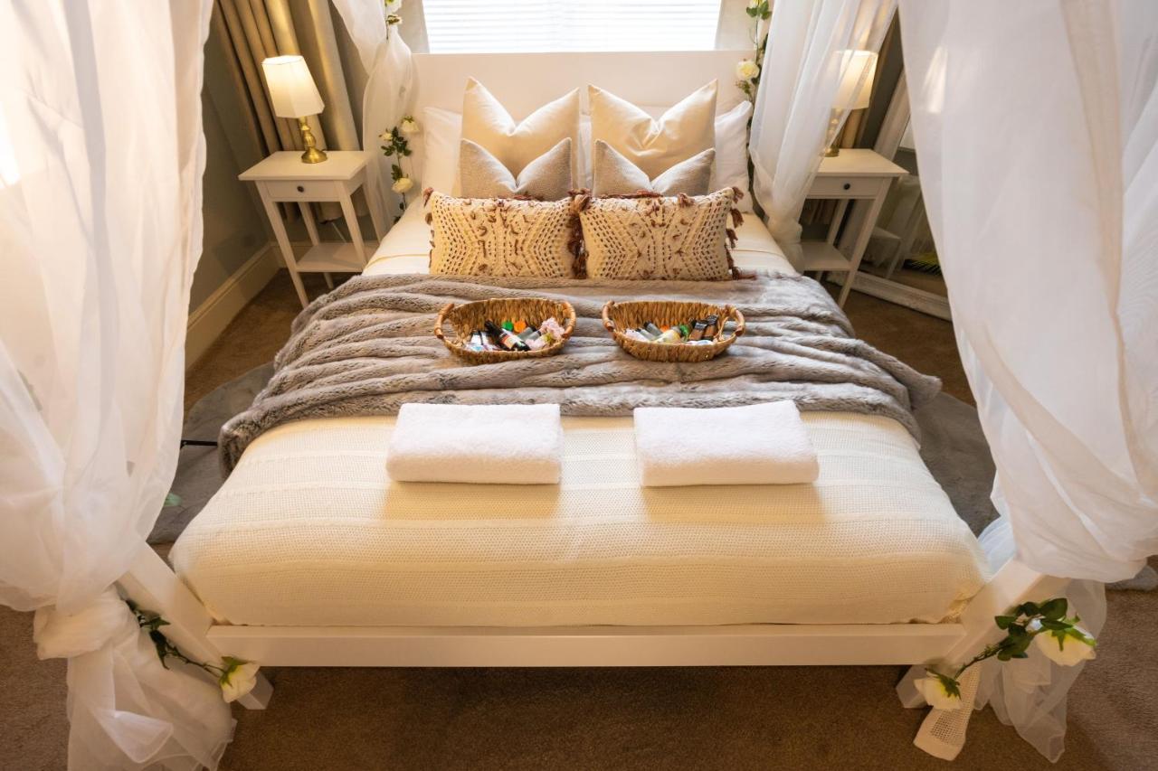 Luxury Centre Getaway - Prime Location Sleeps 7!